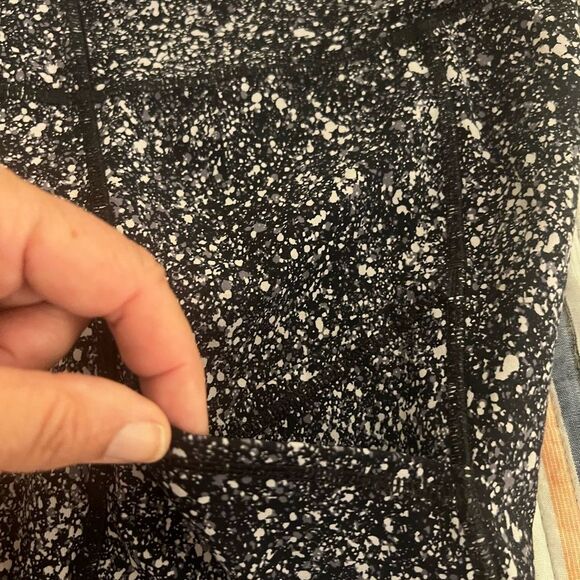Lululemon Outrun 17" Crop in Splatter White Black Size 4 Full-On Luxtreme - Picture 7 of 10